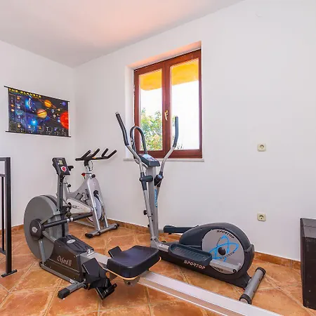 Mit Grossem Pool, Schlafzimmer, Waschmaschine, Klima, Wlan, Observatorium, Volleyballplatz, Tischtennis Und Kicker Apartment *