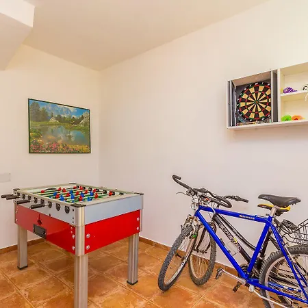 Mit Grossem Pool, Schlafzimmer, Waschmaschine, Klima, Wlan, Observatorium, Volleyballplatz, Tischtennis Und Kicker