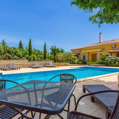 Mit Grossem Pool, Schlafzimmer, Waschmaschine, Klima, Wlan, Observatorium, Volleyballplatz, Tischtennis Und Kicker Apartment