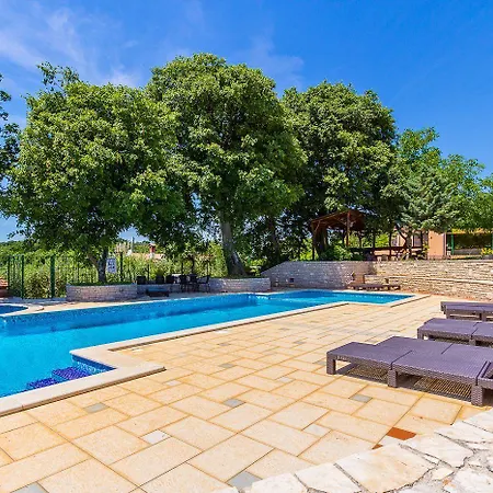 Mit Grossem Pool, Schlafzimmer, Waschmaschine, Klima, Wlan, Observatorium, Volleyballplatz, Tischtennis Und Kicker *