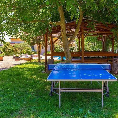 Mit Grossem Pool, Schlafzimmer, Waschmaschine, Klima, Wlan, Observatorium, Volleyballplatz, Tischtennis Und Kicker