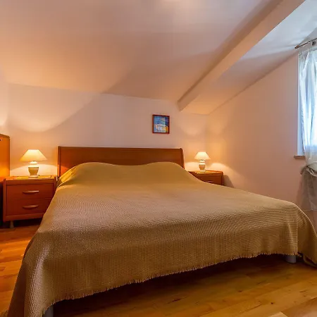 Mit Grossem Pool, Schlafzimmer, Waschmaschine, Klima, Wlan, Observatorium, Volleyballplatz, Tischtennis Und Kicker Apartment *