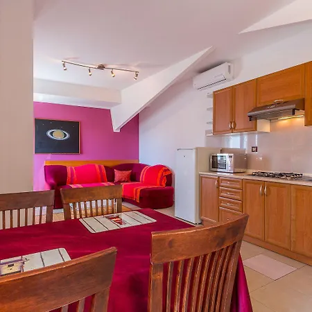 Mit Grossem Pool, Schlafzimmer, Waschmaschine, Klima, Wlan, Observatorium, Volleyballplatz, Tischtennis Und Kicker Apartment Valtura
