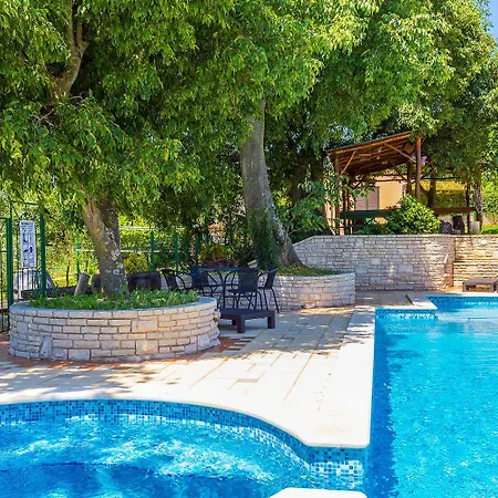 Mit Grossem Pool, Schlafzimmer, Waschmaschine, Klima, Wlan, Observatorium, Volleyballplatz, Tischtennis Und Kicker Apartment
